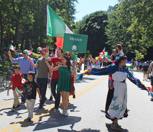 Mexican community in the Parade of Flags